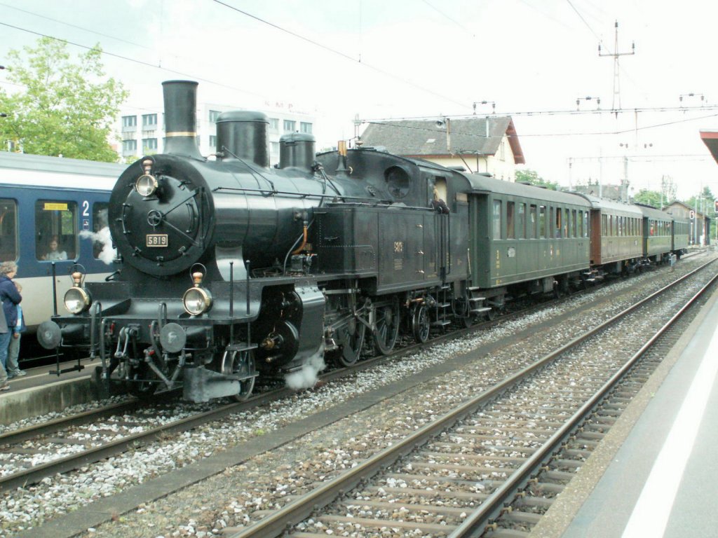 Dampfextrazug mit Eb 3/5 5819(SLM 1912)bei leichtem Regen in Wettingen/AG  20.06.10