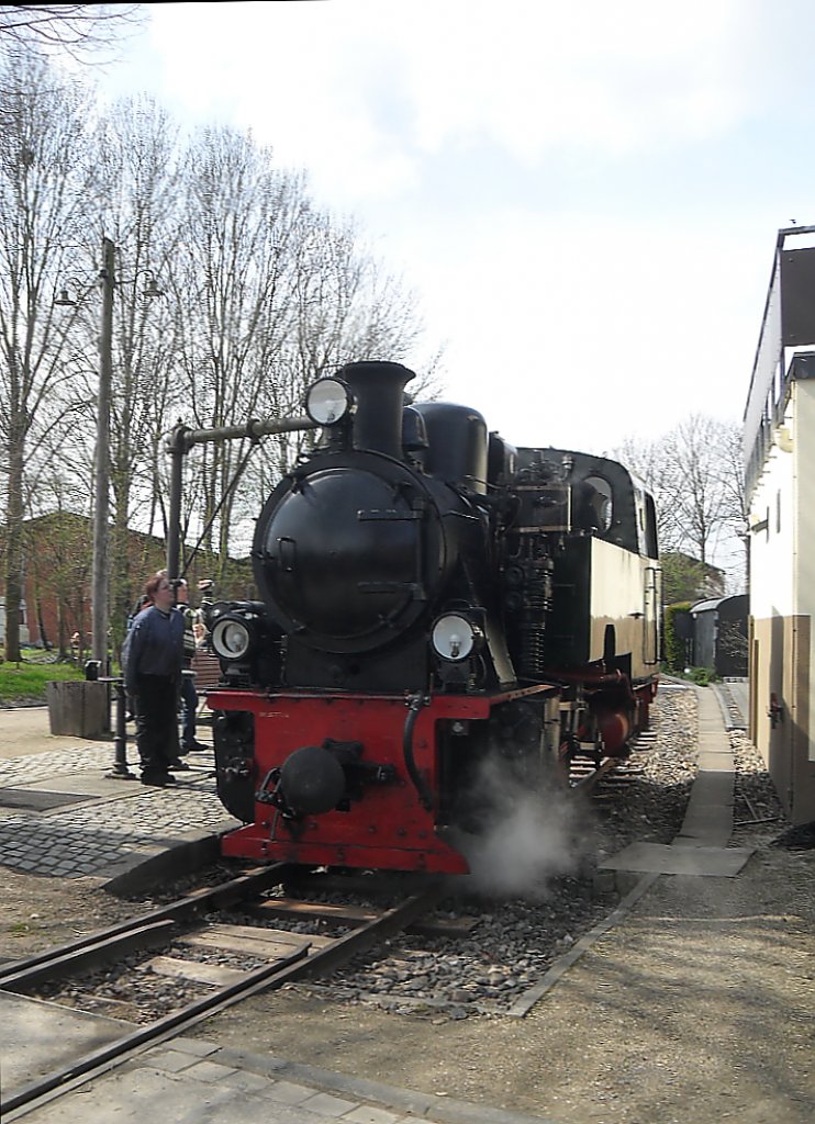 Dampflok 101  Schwarzach  tankt in Bahnhof Schierwaldenrath der Selfkantbahn Wasser um nach Gillrath weiter zufahren.