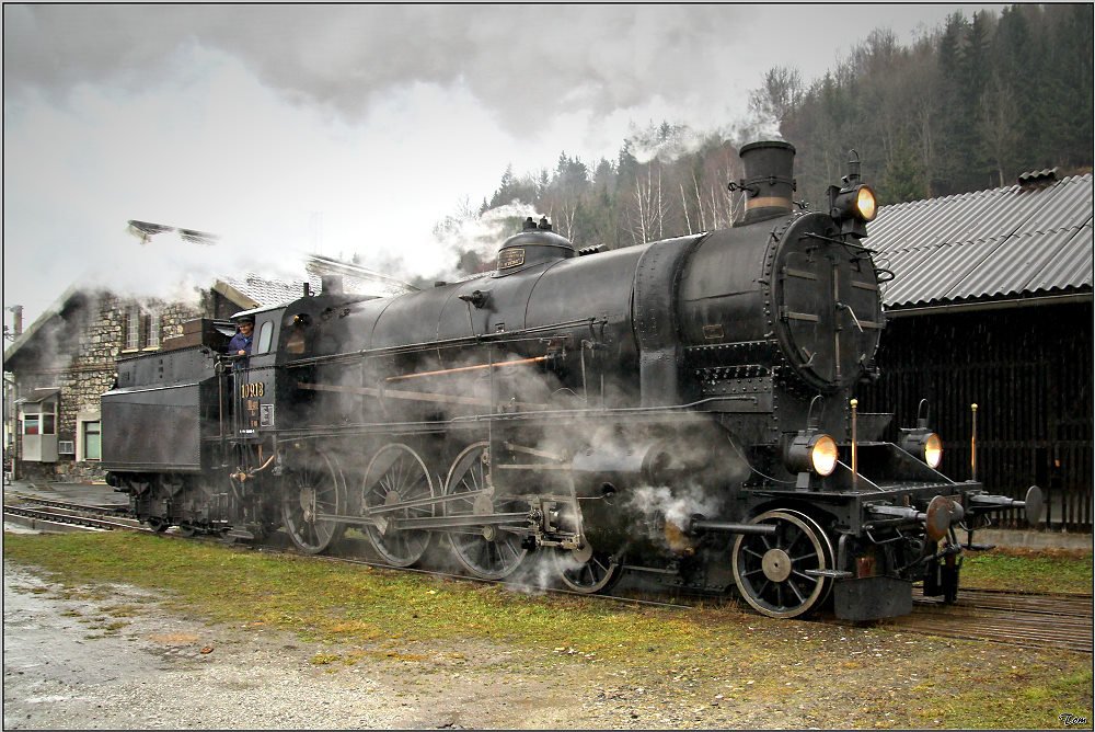 Dampflok 109.13 steht vor dem Heizhaus in Mrzzuschlag.
8.12.2009