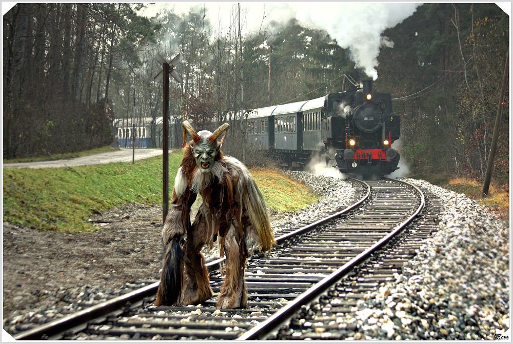 Dampflok 88.103 fhrt mit einem Nikolausdampfzug von Weizelsdorf nach Ferlach.Natrlich gab es auch den Krampus zu sehen.(Fotomontage aus 2 Bildern) 
Ferlach 28.11.2009
