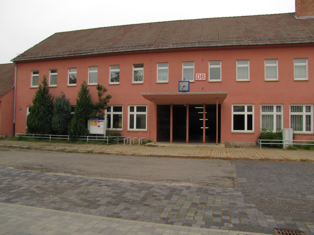 Das Bahnhofsgebude in Braunsbedra; 07.09.2010