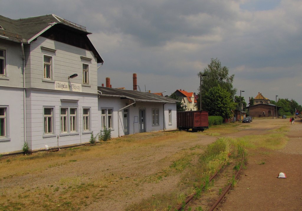 Das Bahnhofsgebude in Mgeln; 09.06.2011