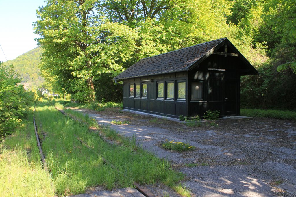 Das Bahnhofshäuschen Altenmarkt an der Triesting an der Leobersdorferbahn wird seit 2004 nicht mehr bedient, Mai 2011