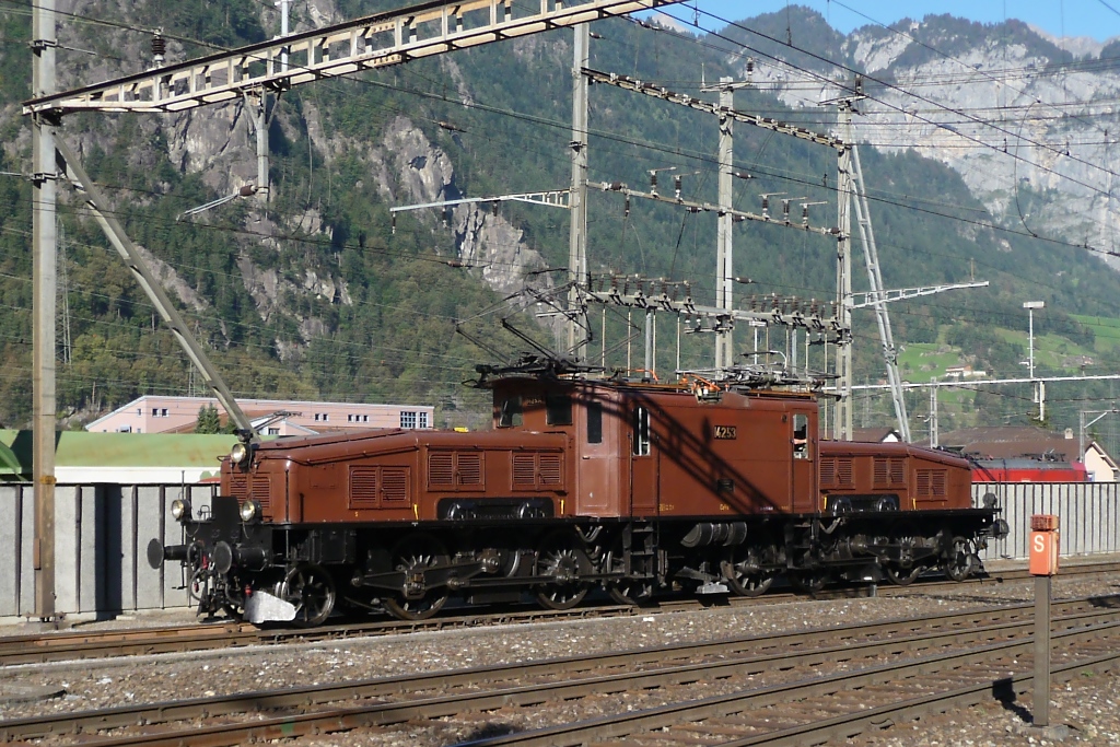 Das braune Krokodil Ce 6/8 II, 14253, auf Fitness-Fahrt in Erstfeld, 1.10.2011