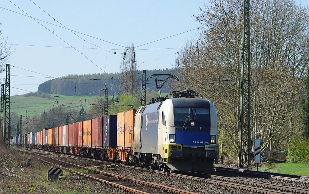 Das ist doch die mit dem gelben Ersatzteil: ES 64 U2-060 mit Containerzug in Fahrtrichtung Norden. Aufgenommen am 09.04.2011 am B Eltmannshausen/Oberhone.