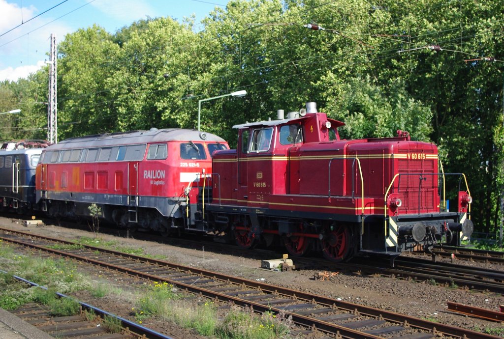 Das Ende dieser wirklich beeindruckenden Fuhre bildeten als Loks 14 und 15; die 225 021-5 und V60 615. Damit ist der erste Lokzug abgearbeitet, der bereits am Samstag, den 18.09.2010 in Osnabrck anlsslich der Feierlichkeiten eintraf.