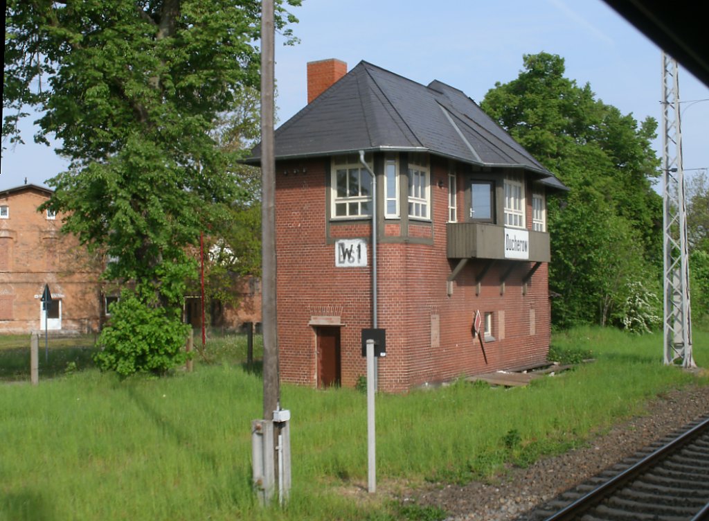 Das frhre Weichenwrterstellwerk W1 von Ducherow(Strecke Berlin-Stralsund)konnte ich,am 14.Mai 2011,aus dem Zugfenster fotografieren.