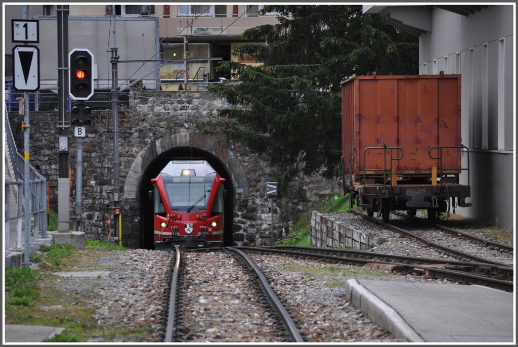 Das Geflle der Arosalinie von 60 o/oo ist hier gut sichtbar. Zum Umfahren des Zuges fhrt der ABe 8/12 3508 teilweise in den Arosatunnel ein. (14.09.2011)