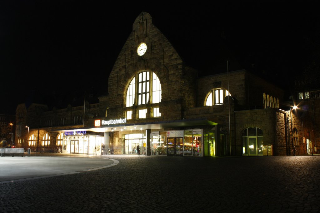 Das Hauptgebude des Aachener Hbf am 30.10.2011.