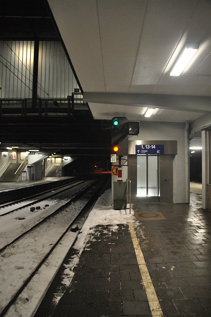 Das Hauptsignal fr unseren Zug, zeigt am 27.12.2010, im Osnabrck ausfahrt mit Gewindigkeitsbegrezung. 