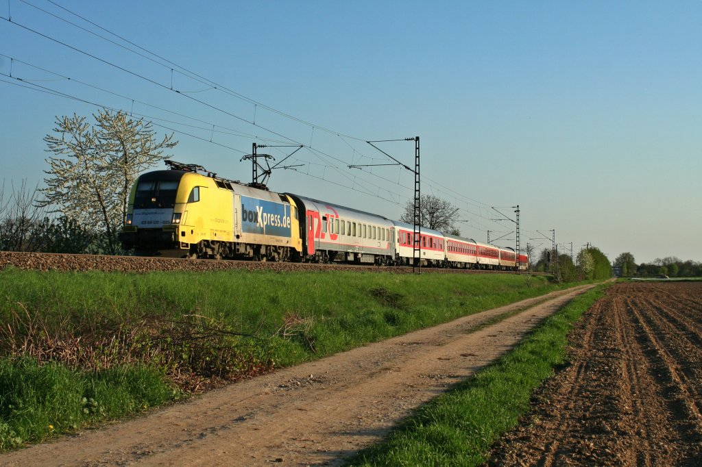 Das Highlight des Abends:
ES 64 U2-025 mit dem CNL 472 am Abend des 25.04.13 bei Hgelheim.