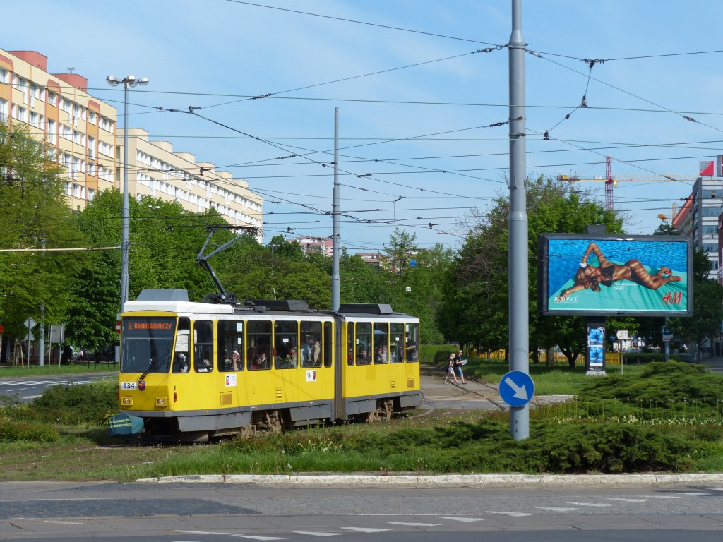 Das knnte auch irgendwo in der Landsberger Allee in Berlin sein. Hier fhrt ein ehemaliger Berliner KT4D in der Aleja Wyzwolenia. 12.5.2013, Stettin