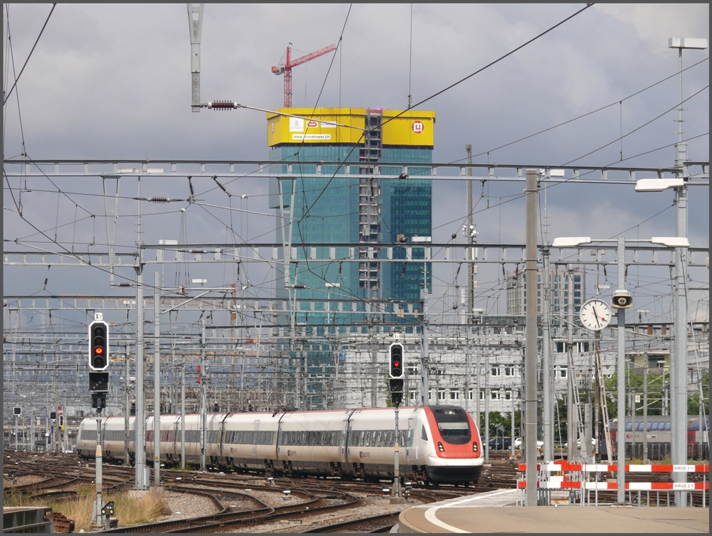 Das neue Hochhaus von Zrich, der Primetower, ergibt vllig neue Fotoperspektiven. Ein ICN fhrt in Zrich HB ein. (31.07.2010)