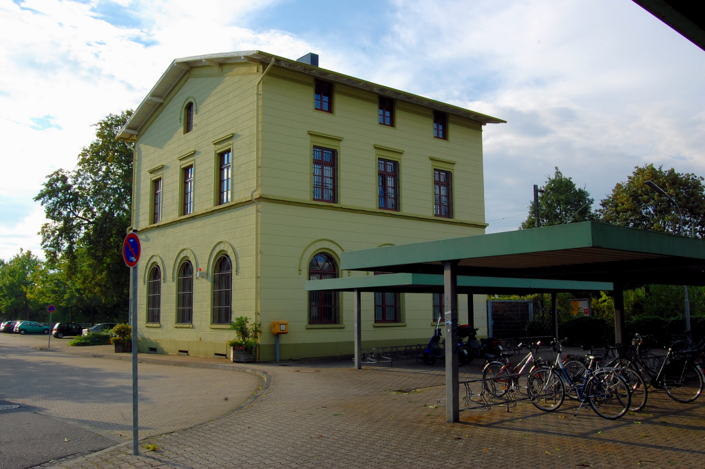 Das ist die stliche Ansicht vom Bahnhofsgebude in Kleinenbroich abgelichtet am 8.9.2010