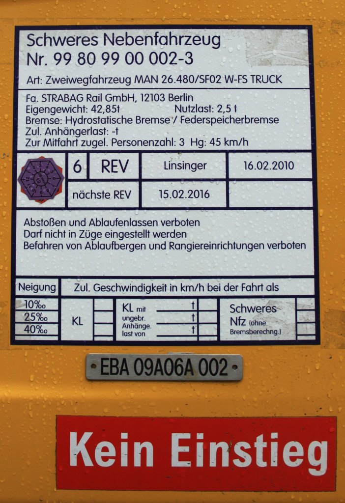 Das Typenschild vom STRABAG SF02 W-FS Truck (Schienenfre). Gesehen am 20.12.2011 in Aachen West.