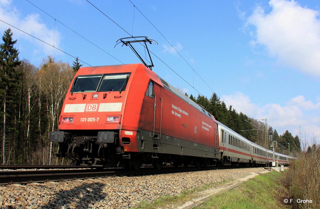 DB 101 005-7 schiebt IC 1280   Groglockner   Zell am See - Mnchen, KBS 950 Kufstein - Mnchen, fotografiert bei Aling am 17.04.2012