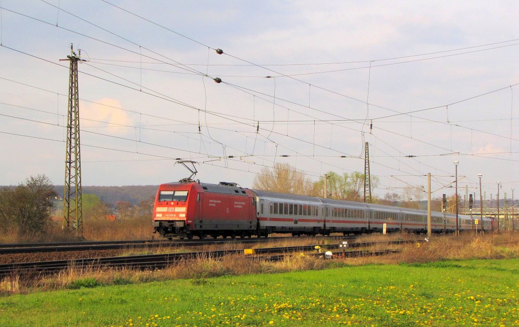 DB 101 015-6 mit dem IC 2209 von Berlin Gesundbrunnen nach Mchen Hbf, am 14.04.2012 in Naumburg (Saale).