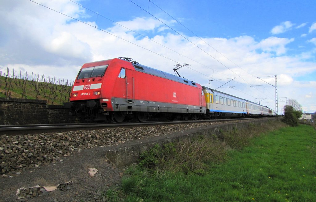 DB 101 098-2 mit dem EC 102 von Chur nach Kiel Hbf, bei Erbach (Rheingau); 11.04.2010