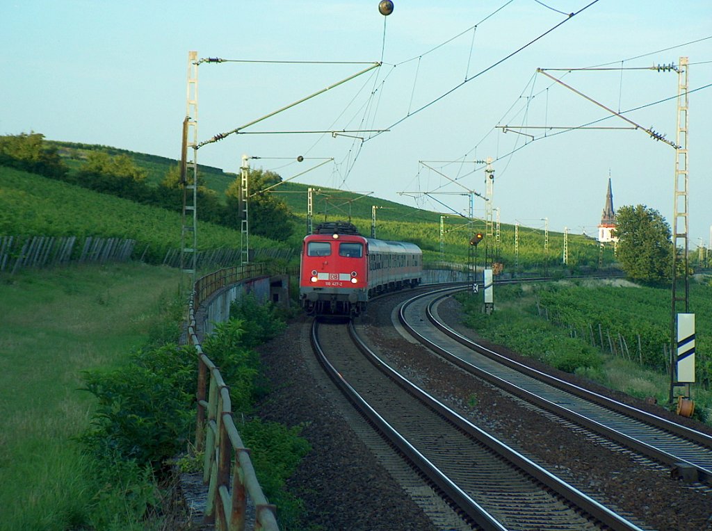 DB 110 427-2 mit der RB 15540 von Wiesbaden Hbf nach Koblenz Hbf, bei Hattenheim; 30.06.2008