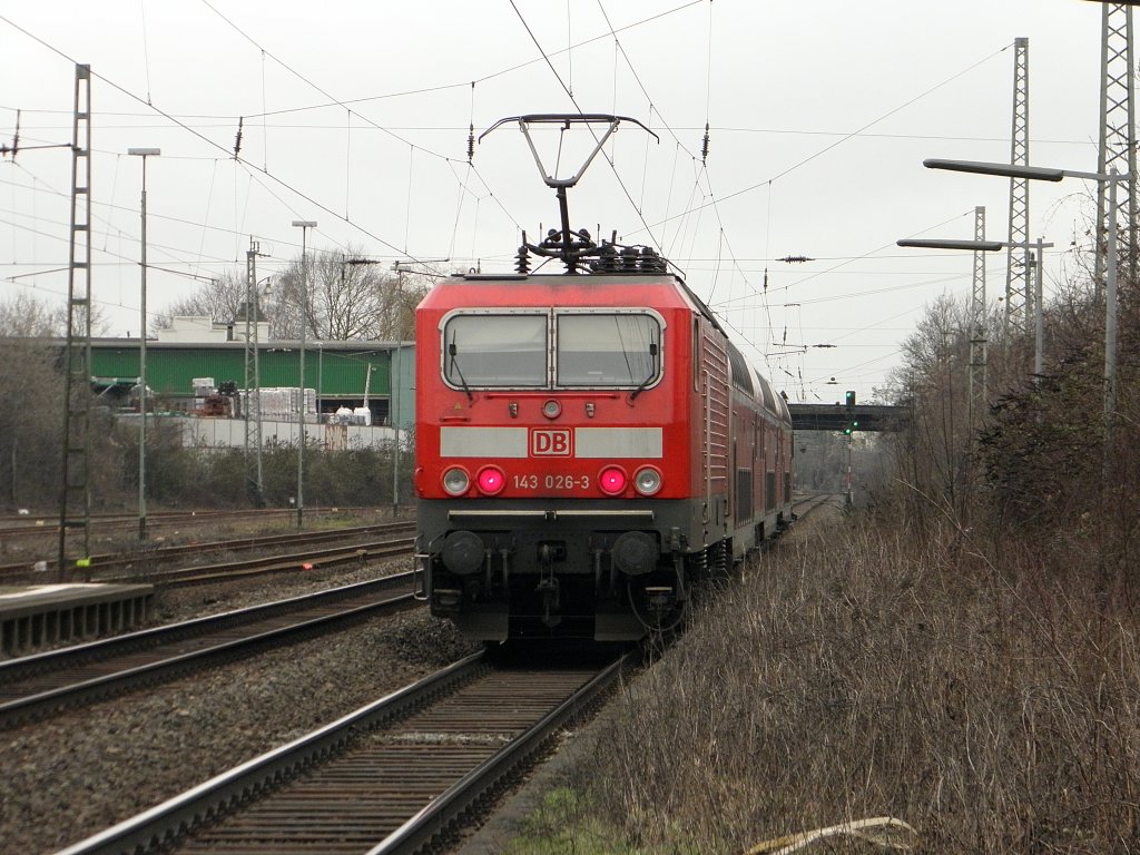 DB 143 026-3 schiebt den RB27 weiter in richtung Koblenz am 17.2.2011