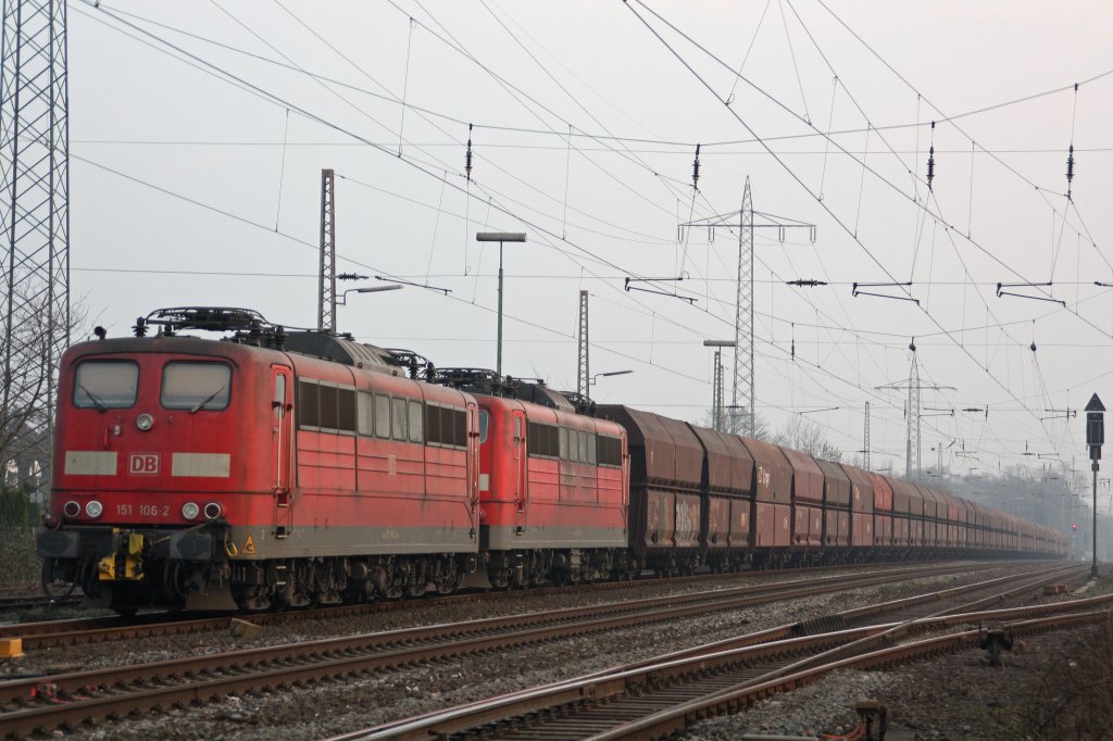 DB 151 106-2 und 151 xxx-x stehen am 1.3.11 abgestellt in Ratingen-Lintorf.Aufgrund einer Oberleitungsstrung im Raum Oberhausen musste dieser Zug so lange vor dem roten Signal warten bis der Tf Schichtende hatte,sodass erstmal ein neuer Tf aus Oberhausen herran gekurvt werden musste :D