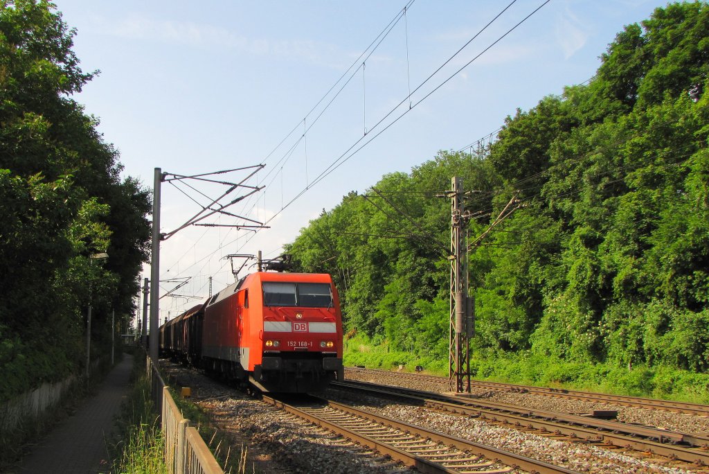 DB 152 168-1 mit einem gemischten Gterzug Richtung Erfurt, am 02.07.2013 in Erfurt Bischleben.