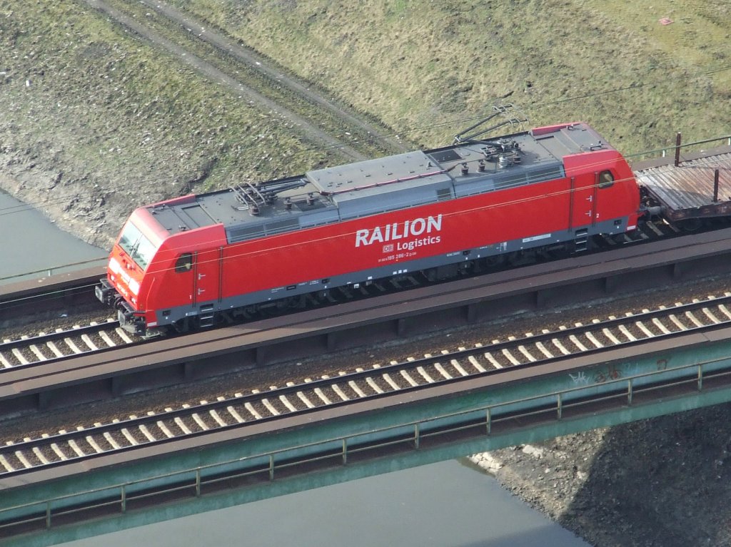 DB 185 286 berquert am 18.03.2010 den Rhein-Herne-Kanal in der Nhe vom Oberhausener Gasometer in Richtung Sden.