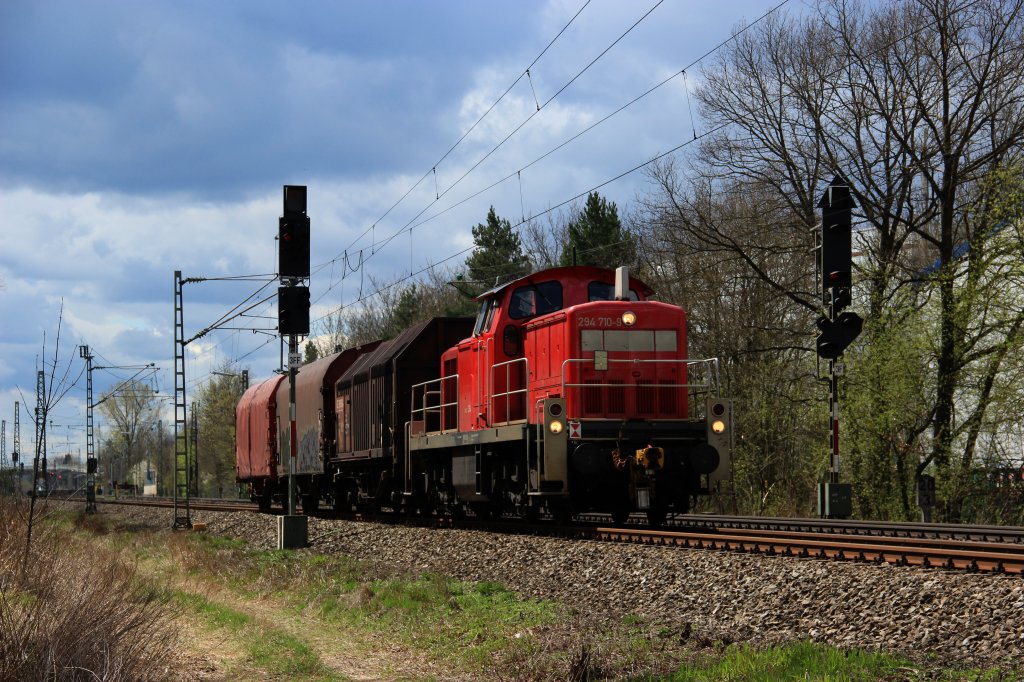 DB 294 710-9 fhrt mit der bergabe von Mnchen Nord nach Neufahrn am 12.04.12 in Oberschleiheim vorbei.