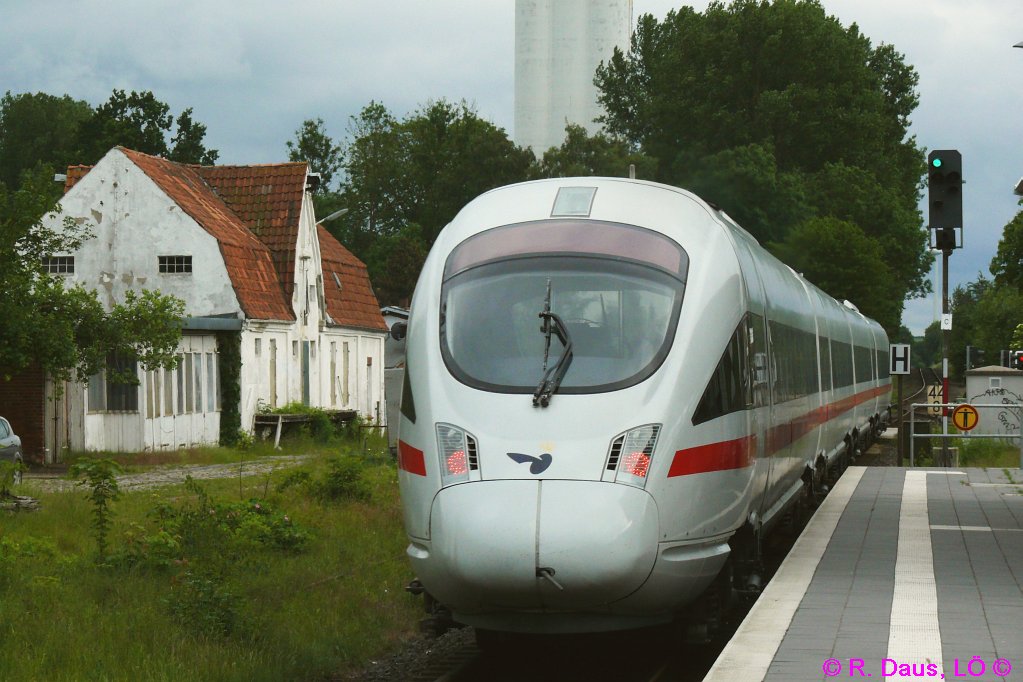 DB 605 (Diesel-ICE) auf der Vogelfluglinie 10: 07.06.2009, 19.13 Uhr, Bf. Lensahn: ICE 32 von Kopenhagen rauscht an den Resten des zum Haltepunkt zurckgebauten Bahnhofes Lensahn vorbei in Richtung Hamburg.