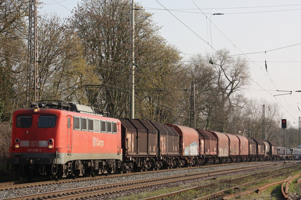 DB Cargo 140 028 am 29.3.11 mit einem gemischten Gterzug in Ratingen-Lintorf.