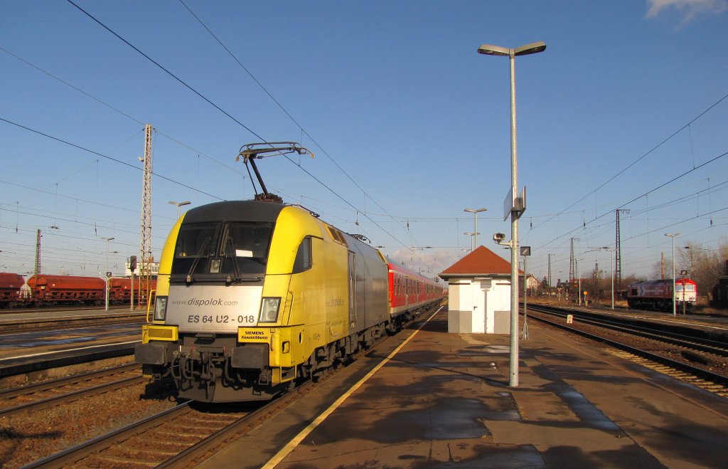 DB ES 64 U2-018 mit der RB 16313 von Eisenach nach Halle (S) Hbf, am 20.02.2012 in Grokorbetha.