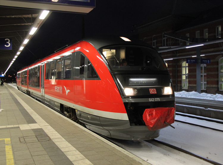 DB-Regio 642 079 als Rangier-Fahrt im Rostocker Hbf an der Seite stand als Ziel RE Berlin-Zoologischer Garten dran.10.02.2012 