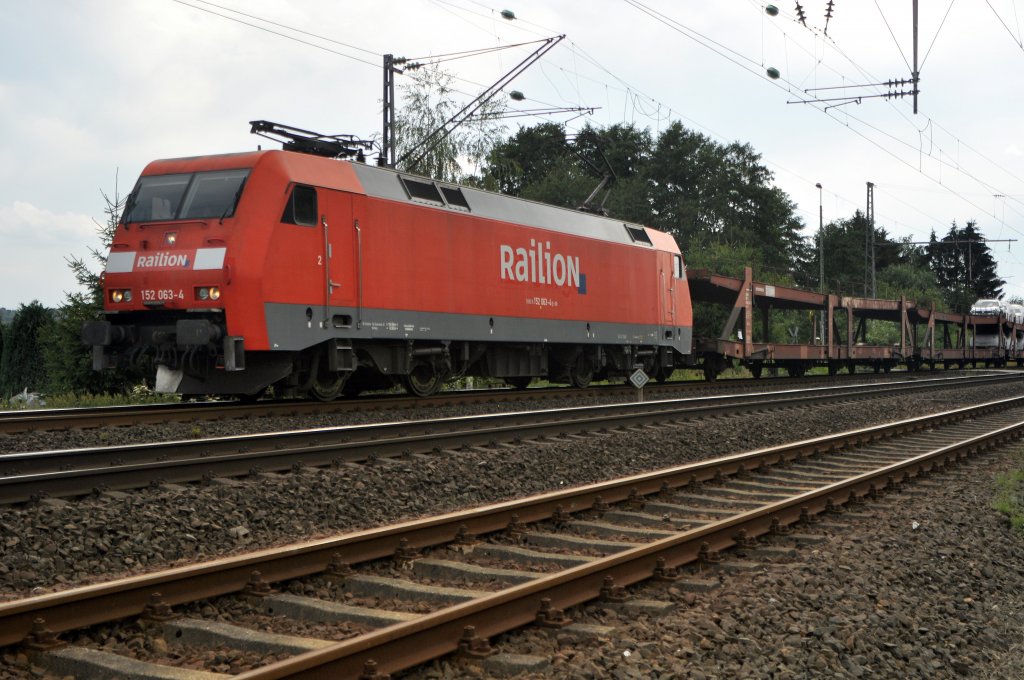 DB Schenker Rail 152 063 mit Autotransportzug in Richtung Osnabrück (Velpe, 25.07.11).