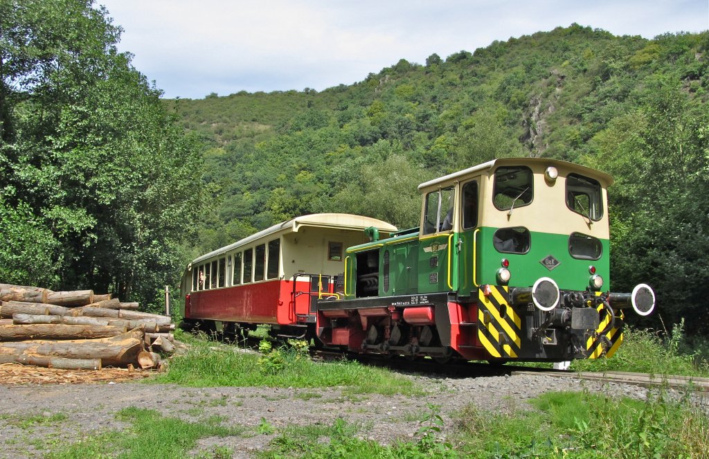 Den ersten Personenzug des Tages bespannt die O&K Diesellokomotive D2, whrend den zweiten Zug des Tages die spanische Diesellokomotive D5 ziehen durfte. Brohltaleisenbahn am 11.8.2011.