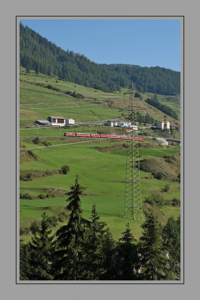 Den Steinbock bei den Hrnern gepackt: Wenn schon Stromleitungen und Maste die schne Landschaft  zieren , sollen sie auch auf Bild. RE Scuol - Disentis bei Ardez. 
Bildbearbeitung Olli (via Bilderdiskussion). 
11. Okt. 2011