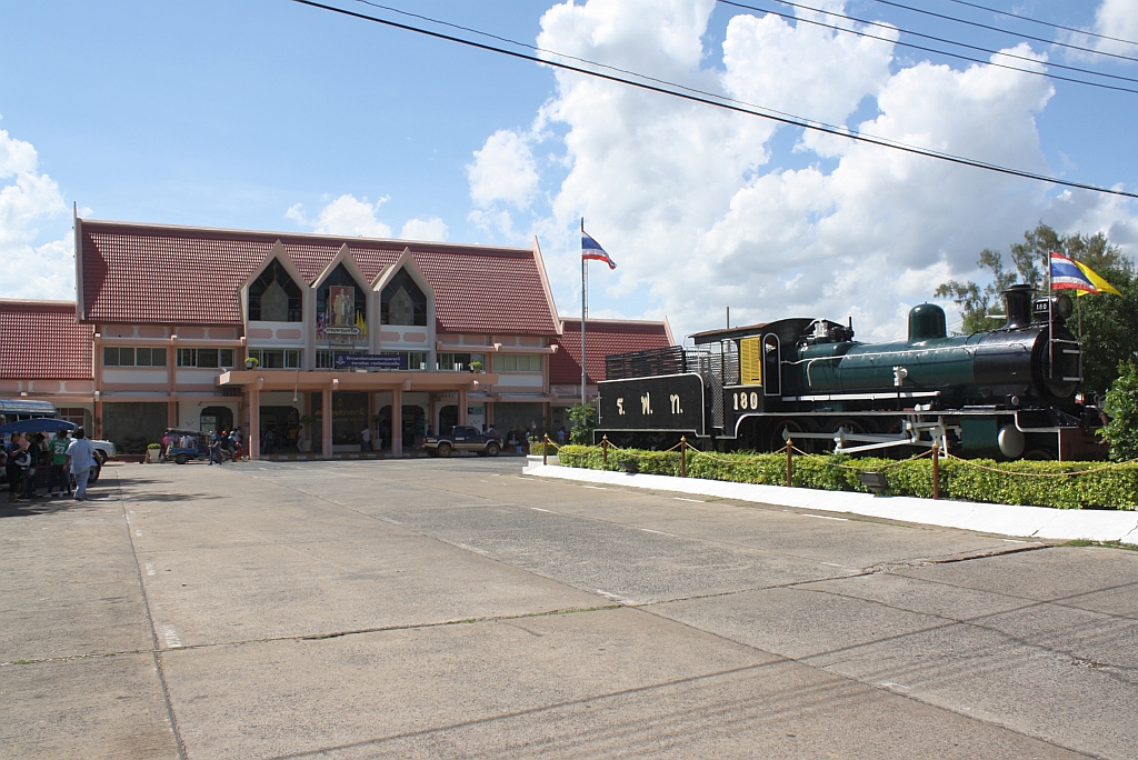 Denkmallok 180 und Aufnahmsgebude des Bf. Ubon Ratchathani, vom Bahnhofsvorplatz aus gesehen, am 15.Juni 2011. 
