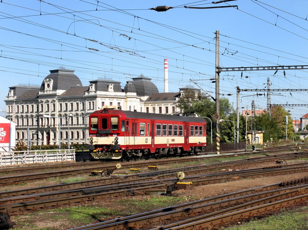 Der 842 016 am 01.10.2011 bei einer Rangierfahrt im Pilsener Hbf. 