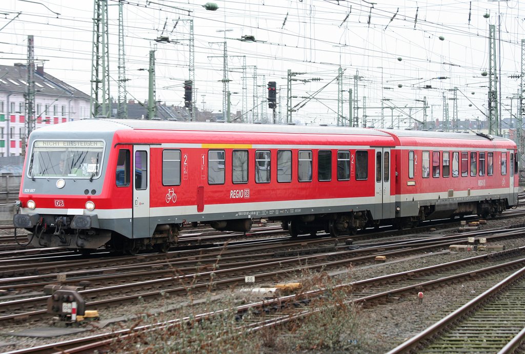 Der 928 667 / 628 667 fhrt als RB38 aus Kln Messe/Deutz in Dsseldorf HBF ein