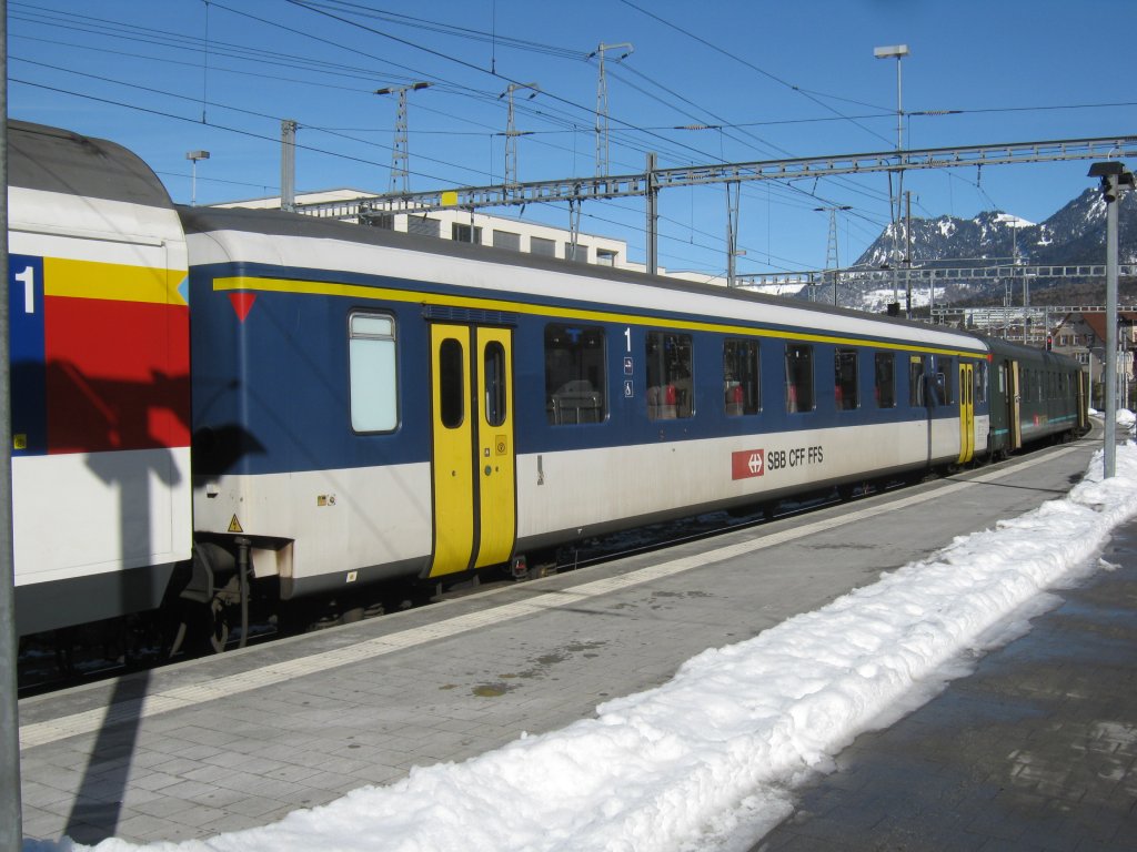 Der A EWI NPZ, 50 85 18-35 033-7, kam ausnahmsweise zu EuroCity Ehren, EC 96, Chur, 18.02.2012.