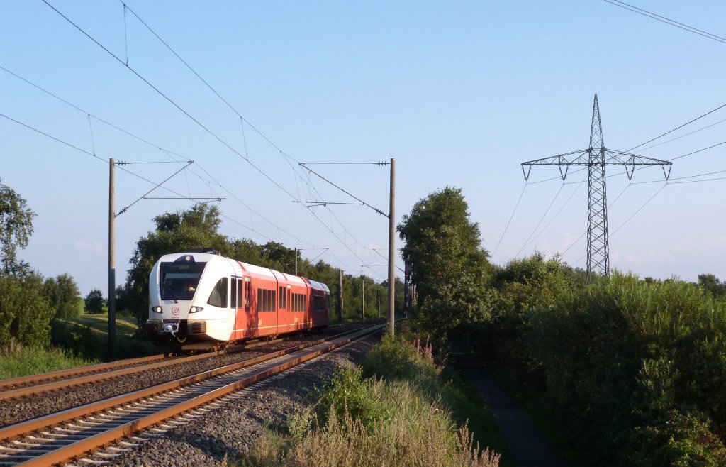 Der Arriva Spurt Triebwagen fuhr am 11.08.2012 von Groningen nach Leer, hier kurz vor Leer.