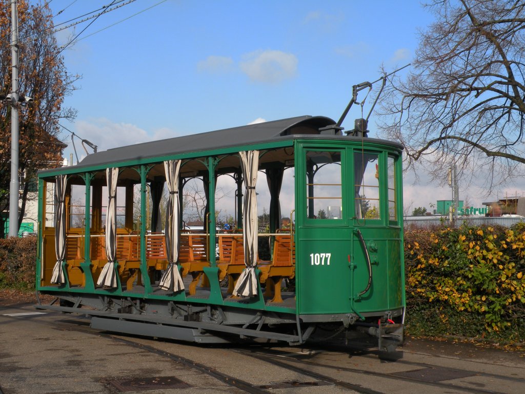 Der B 1077 Sommeranhnger wurde 1905/1906 in Betrieb genommen und ist als betriebsfhiger Museums - Anhnger im Bestand der BVB.. Auf dem Bild steht der Anhnger auf dem Hof des Depots Dreispitz. Die Aufnahme stammt vom 30.11.2012.