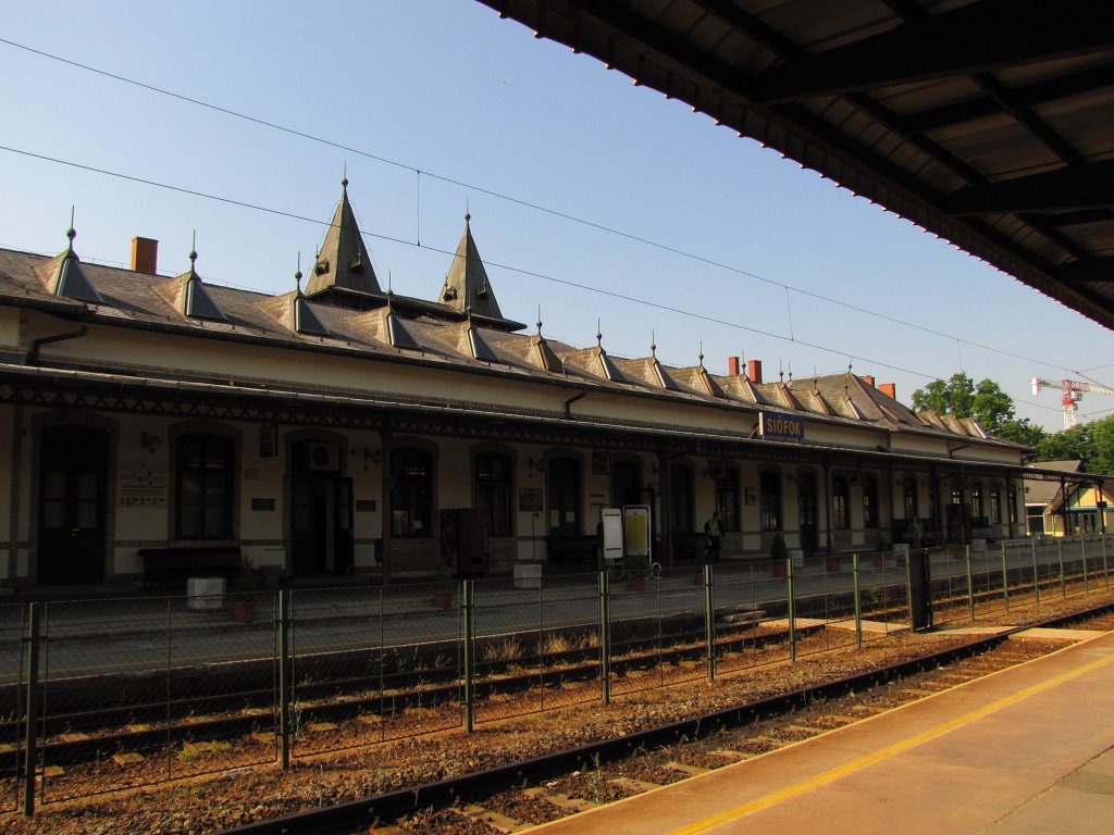 Der Bahnsteig 1 mit dem Empfangsgebude in Sifok; 31.05.2011