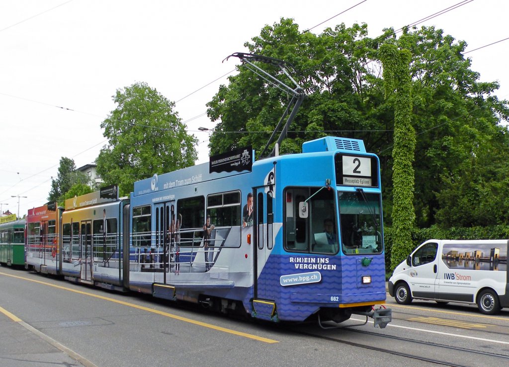 Der Be 4/6S hat die Werbung fr BOMBERG Uhren verloren und wirbt neu fr die Basler Personenschifffahrt. Die Aufnahme entstand am 03.06.2013 kurz nach der Haltestelle ZOO Dorenbach auf der Linie 2. 