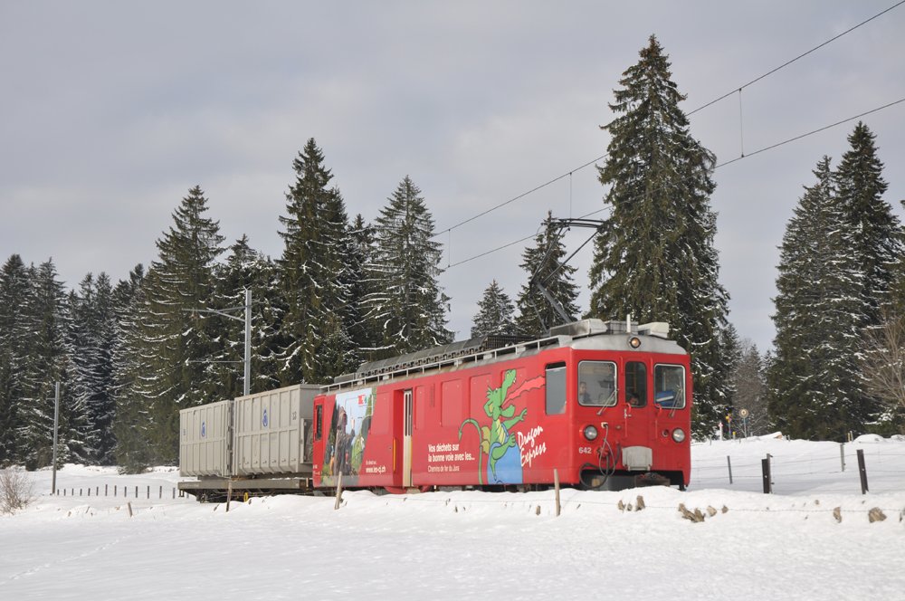 Der Bef 4/4 642 erreicht Les Creux-des-Biches am 16. Februar 2010 mit dem Sb 361 als Gterzug 1127 La Chaux-de-Fonds - Tavannes.