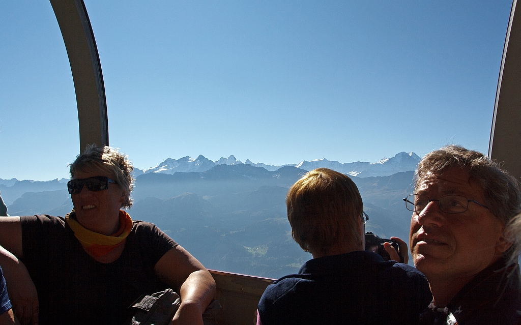 Der Blick auf die Jungfrauregion in der Ferne und nicht auf die zwei Damen. Margaretha schaut zum Gipfel (Ziel), Christine fotografiert auch die Jungfrau und Stefan kann das Ziel auch nicht erwarten. Fast an der Rothorn Kulm am 01.10.2011.