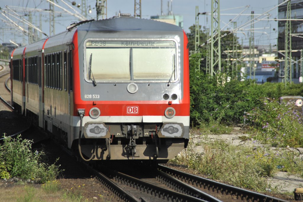 Der Dieseltriebwagen der BR 628 kurz vor Kln-Deutz am 02.08.2011