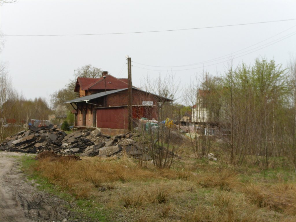  Der Ehemalige Bahnhof von Leknica am 11.04.2011 an der abgebauten Bahnstrecke Weiwasser - Bad Muskau - Lubsko(Polen)  