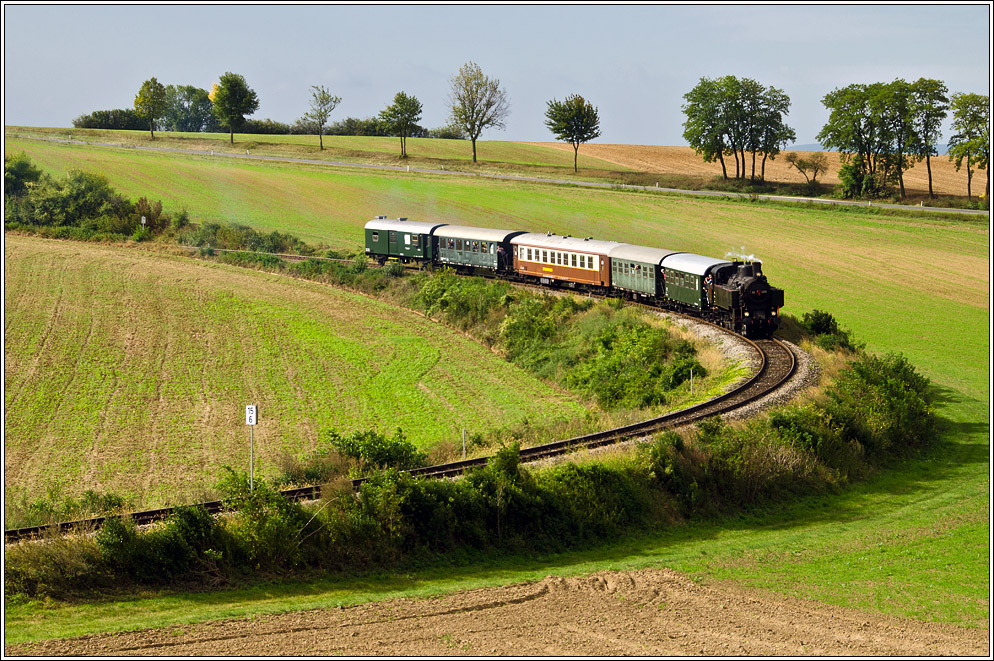 Der  Erlebniszug Leiser Berge  mit 93.1420 hat Wrnitz-Hetzmannsdorf verlassen und rollt durch die bekannte Kehre nach dem Bahnhof, 15.9.2012