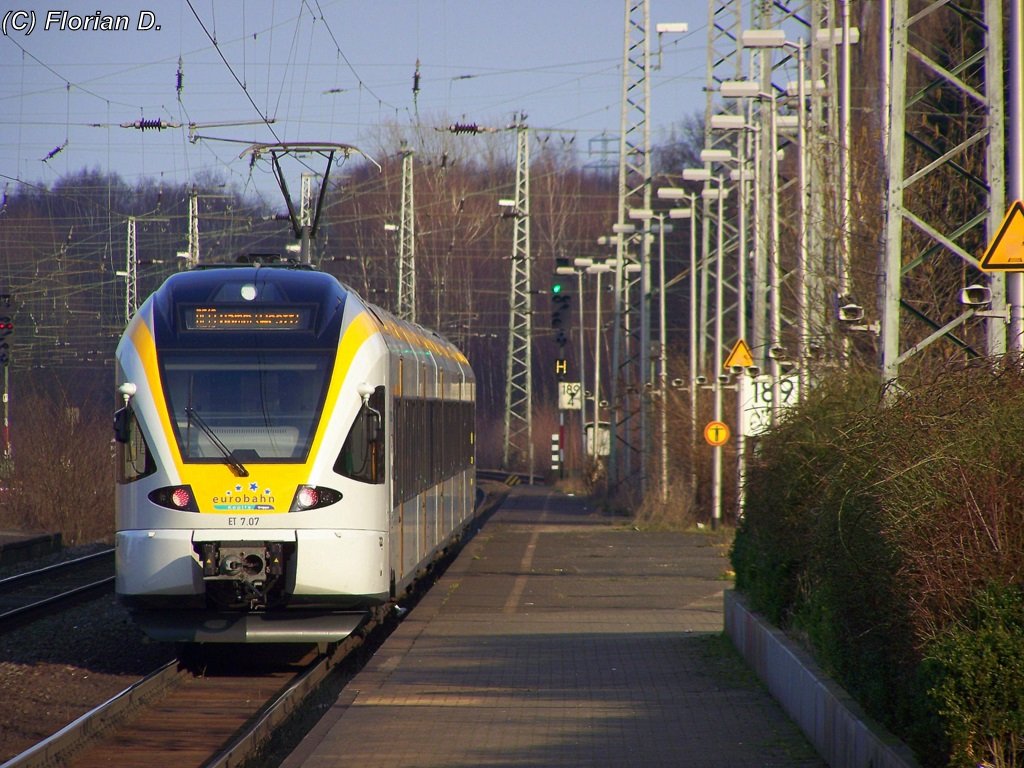 Der ET 7.07 verlsst als RE13  Maas-Wupper-Express  den Bahnhof Unna in Richtung Hamm(Westf) am 23.03.2010