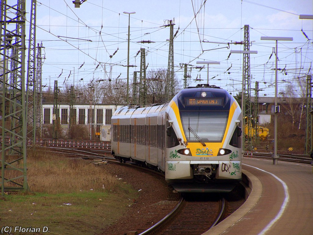 Der ET 7.10 (schon wieder) als RE13  Maas-Wupper-Express  aus Hamm(Westf) kommend bei der Einfahrt von Neuss Hbf am 25.03.2010